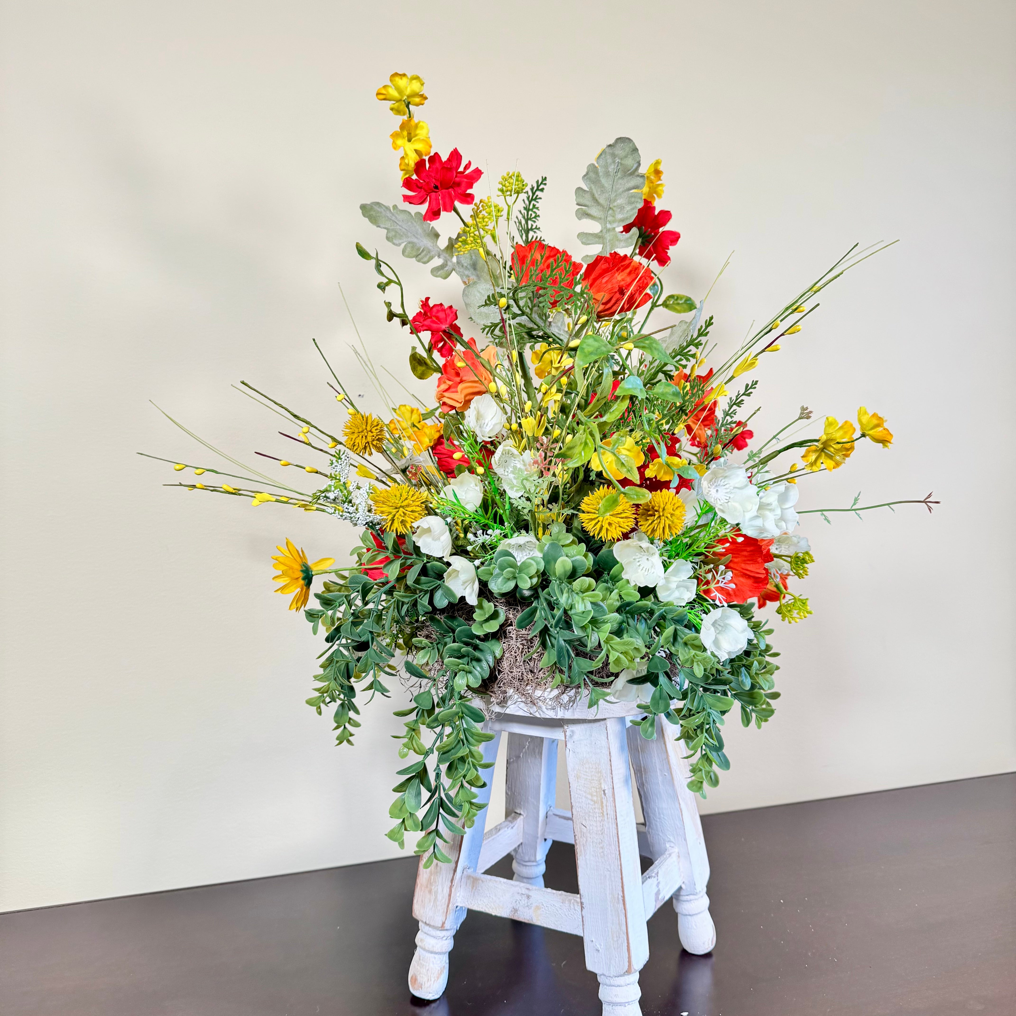 Arreglo rústico de taburete con flores silvestres: centro de mesa con flores artificiales de estilo rústico, taburete de madera vintage para decorar tu hogar en primavera y verano.