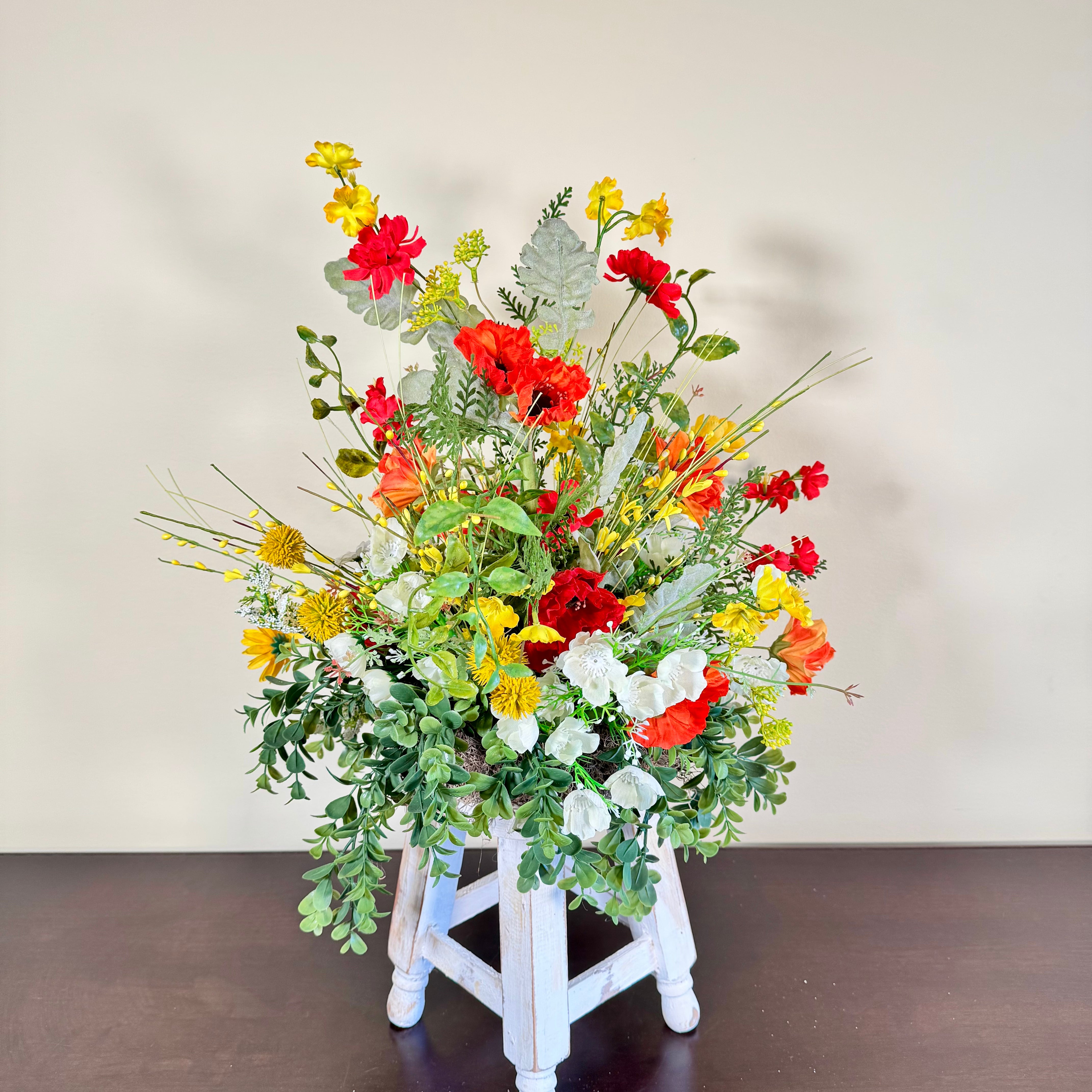 Arreglo rústico de taburete con flores silvestres: centro de mesa con flores artificiales de estilo rústico, taburete de madera vintage para decorar tu hogar en primavera y verano.
