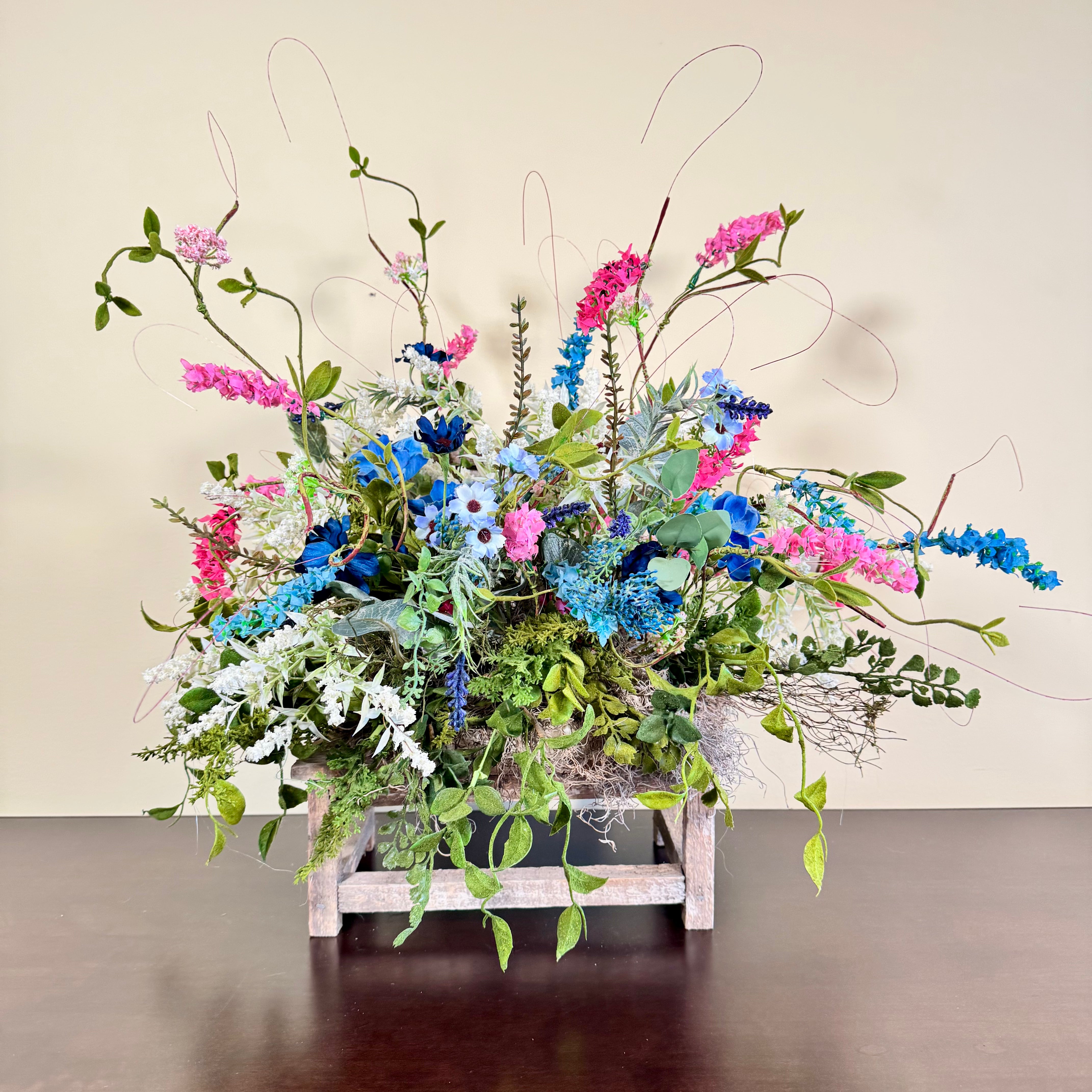 Arreglo rústico de flores silvestres: centro de mesa floral azul y rosa hecho a mano, caja de madera rústica, decoración de primavera y verano para el hogar.