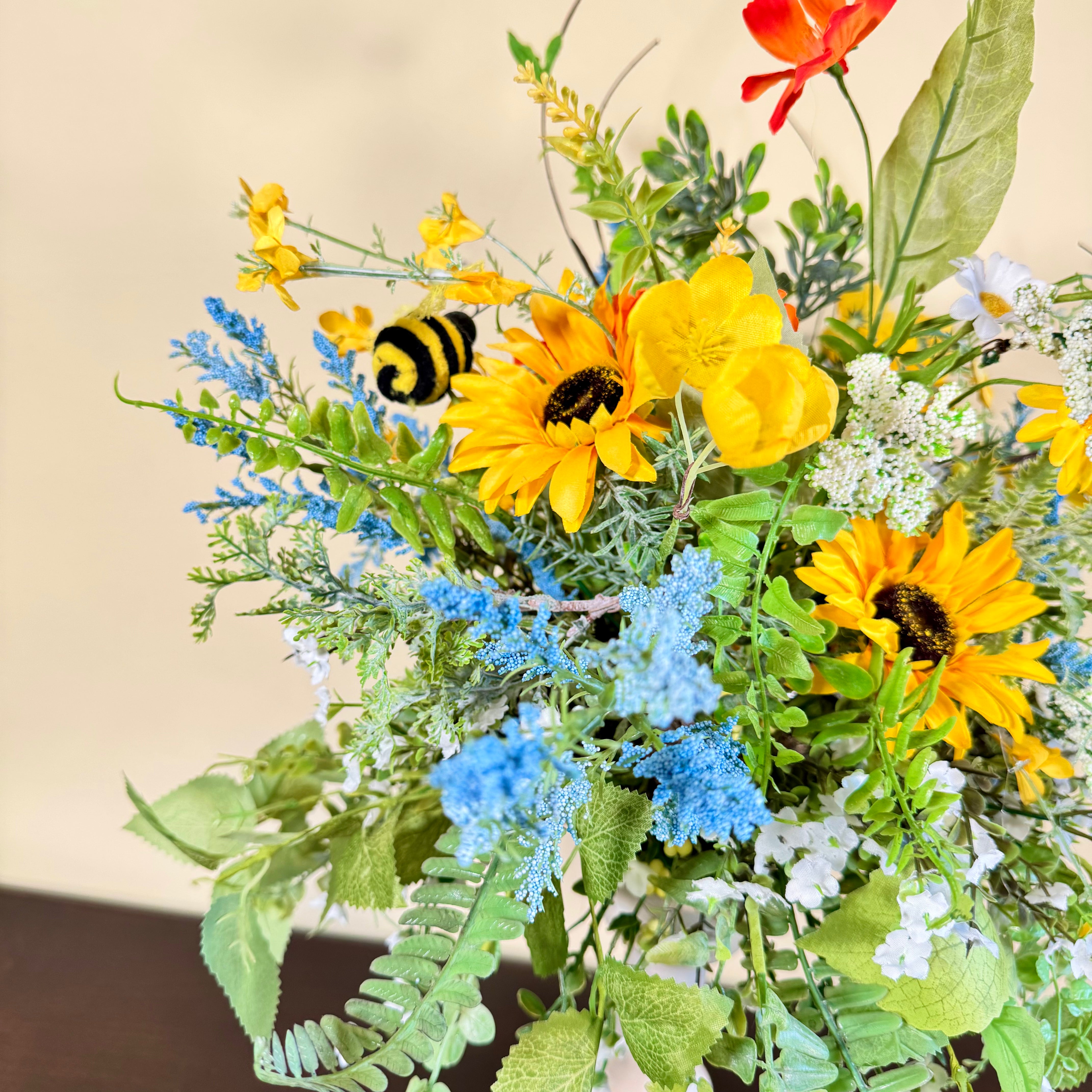Arreglo rústico de pedestal con girasoles y flores silvestres: decoración de mesa rústica de verano, centro de mesa floral artesanal con detalles de abejorro.