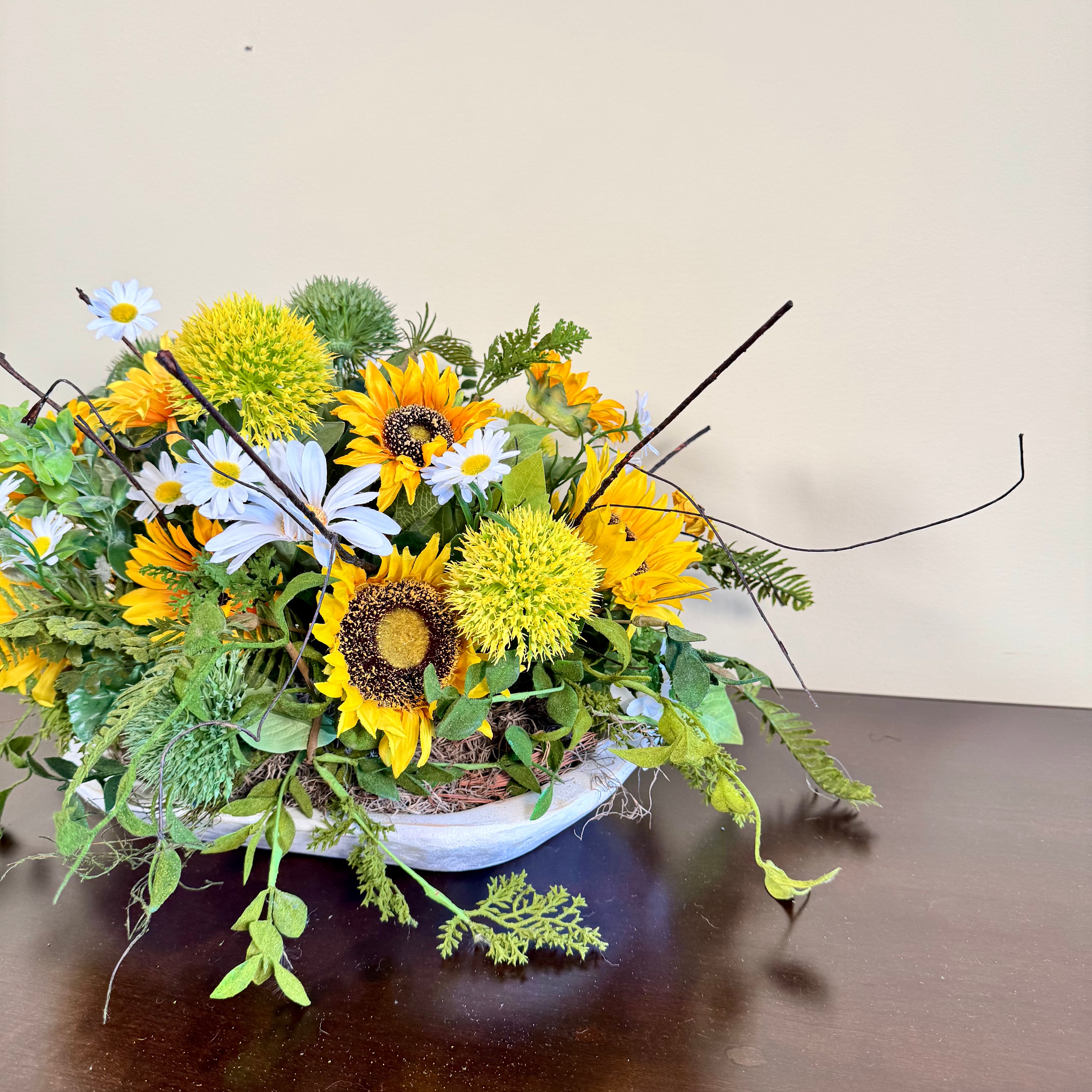 Arreglo rústico de girasoles y margaritas: centro de mesa floral rústico hecho a mano, decoración de mesa de verano en cuenco de cerámica blanca.
