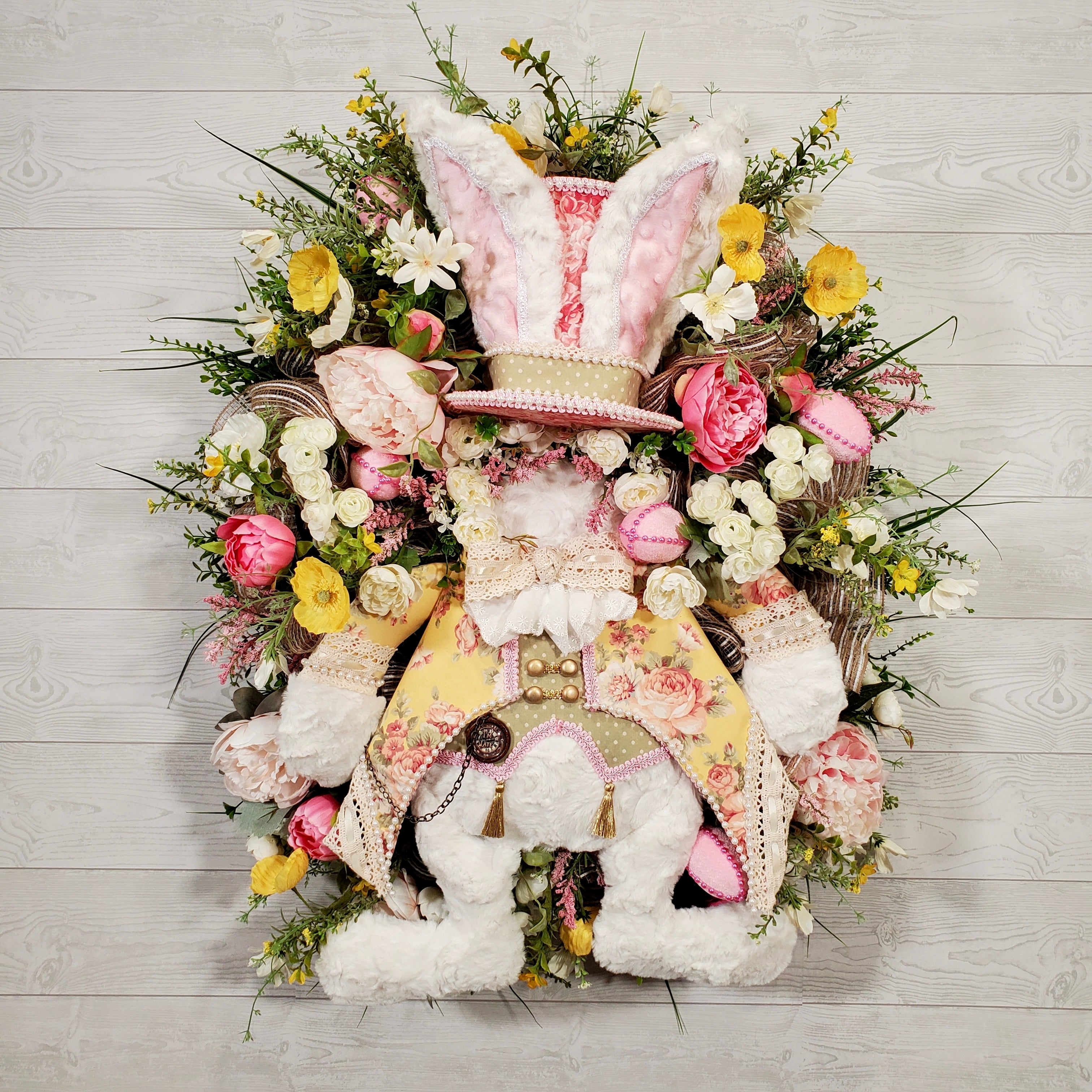 Corona victoriana de conejo de Pascua: decoración primaveral para puerta hecha a mano con flores pastel. Elegante corona de conejo de inspiración vintage con rosas y encaje.