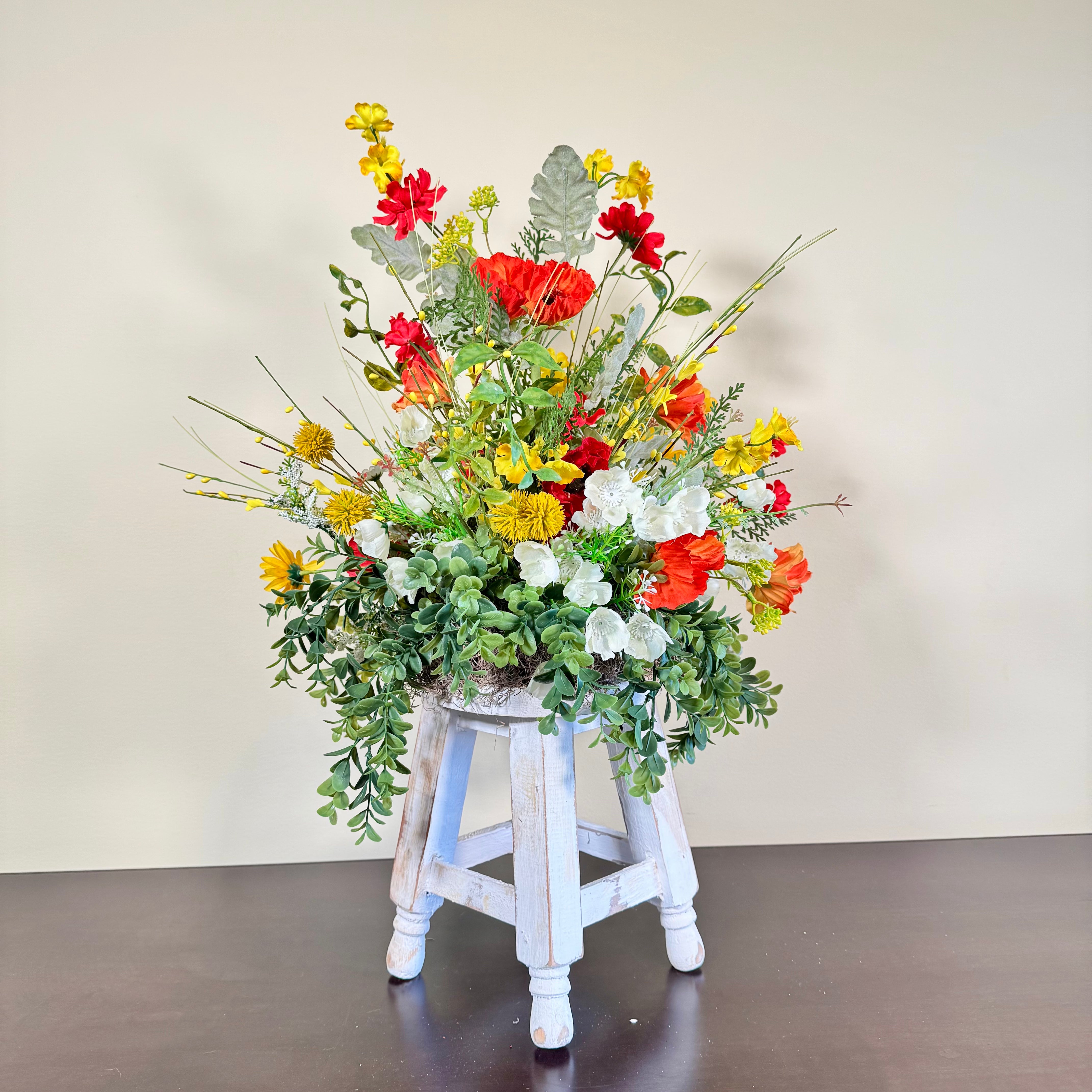 Arreglo rústico de taburete con flores silvestres: centro de mesa con flores artificiales de estilo rústico, taburete de madera vintage para decorar tu hogar en primavera y verano.