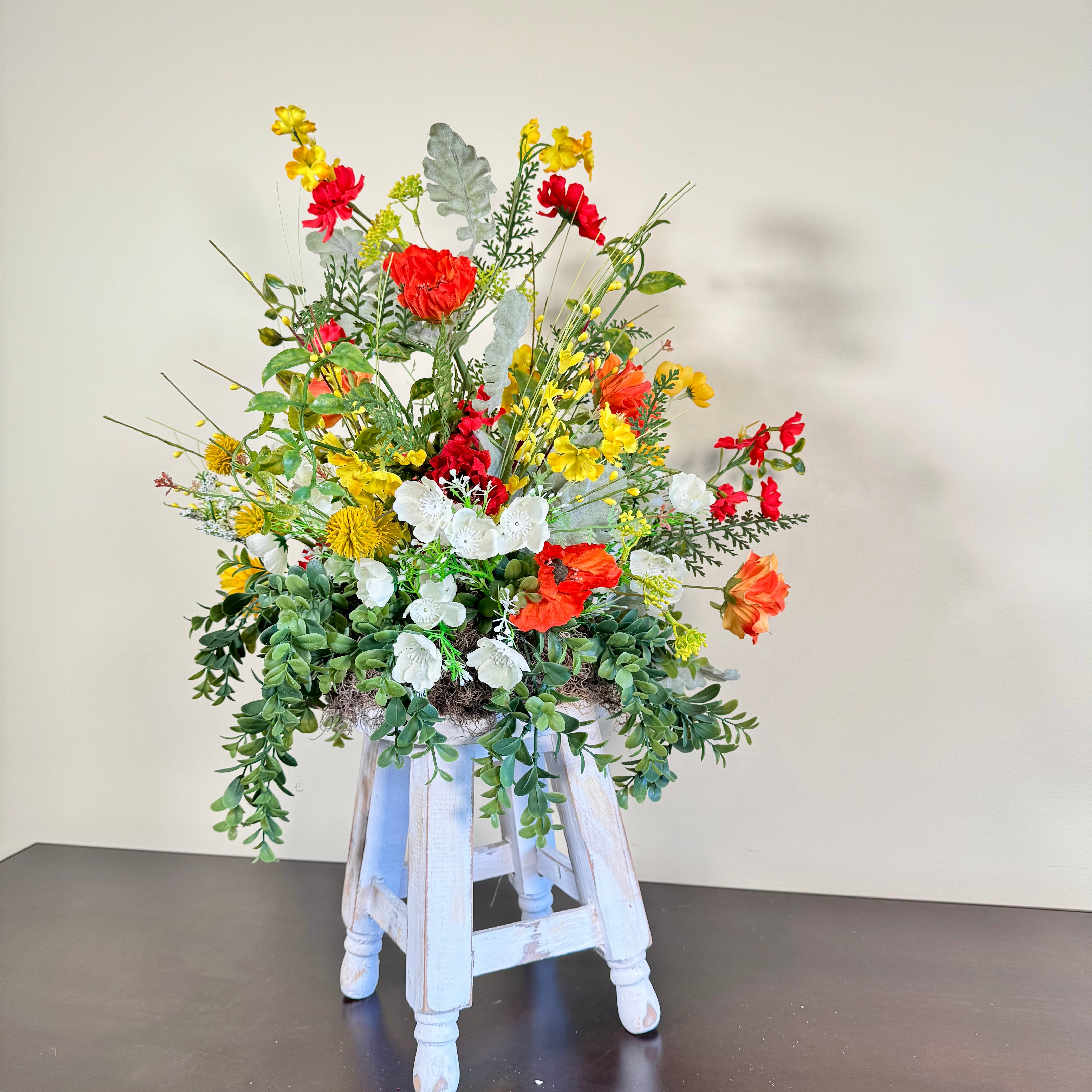 Arreglo rústico de taburete con flores silvestres: centro de mesa con flores artificiales de estilo rústico, taburete de madera vintage para decorar tu hogar en primavera y verano.