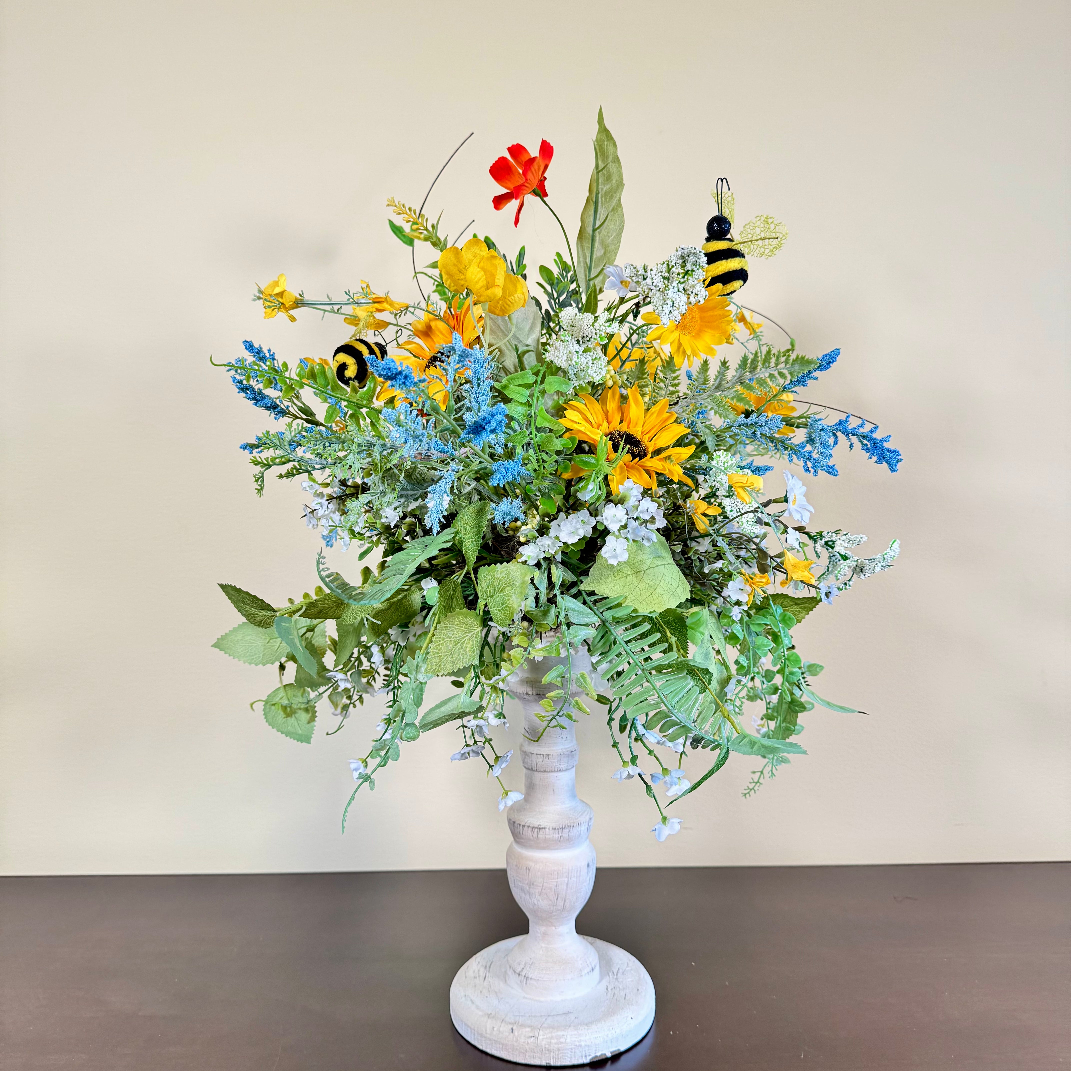 Arreglo rústico de pedestal con girasoles y flores silvestres: decoración de mesa rústica de verano, centro de mesa floral artesanal con detalles de abejorro.