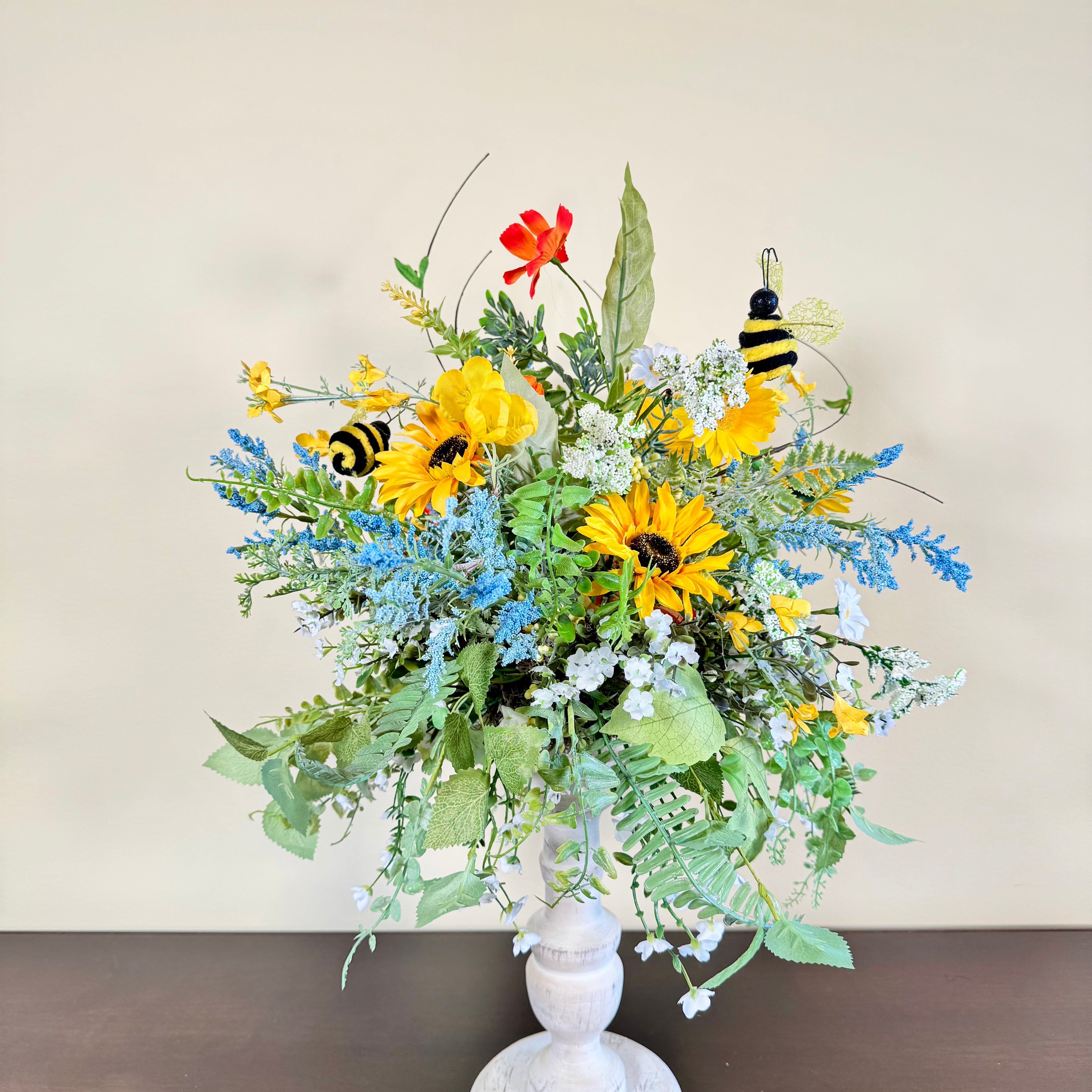 Arreglo rústico de pedestal con girasoles y flores silvestres: decoración de mesa rústica de verano, centro de mesa floral artesanal con detalles de abejorro.