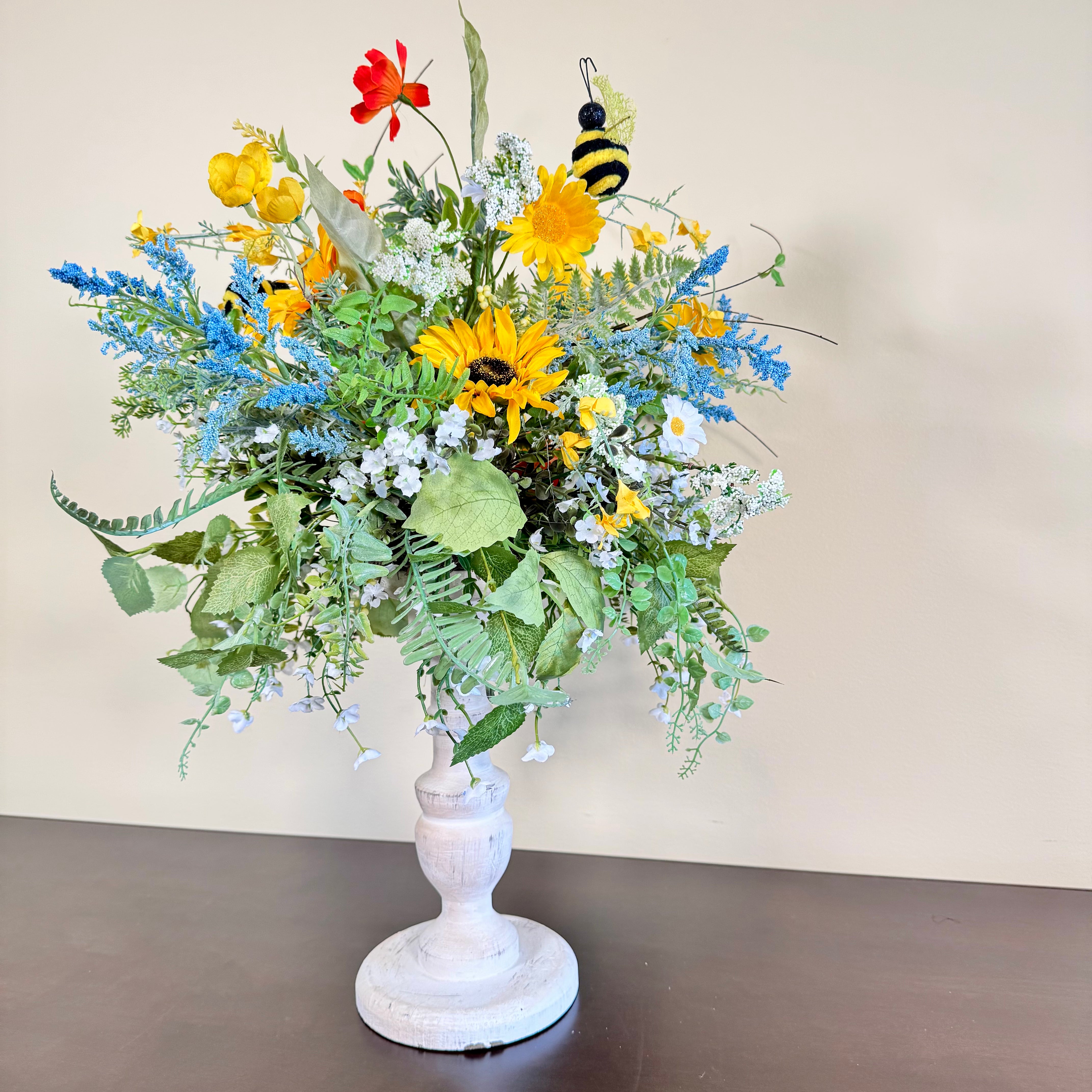 Arreglo rústico de pedestal con girasoles y flores silvestres: decoración de mesa rústica de verano, centro de mesa floral artesanal con detalles de abejorro.