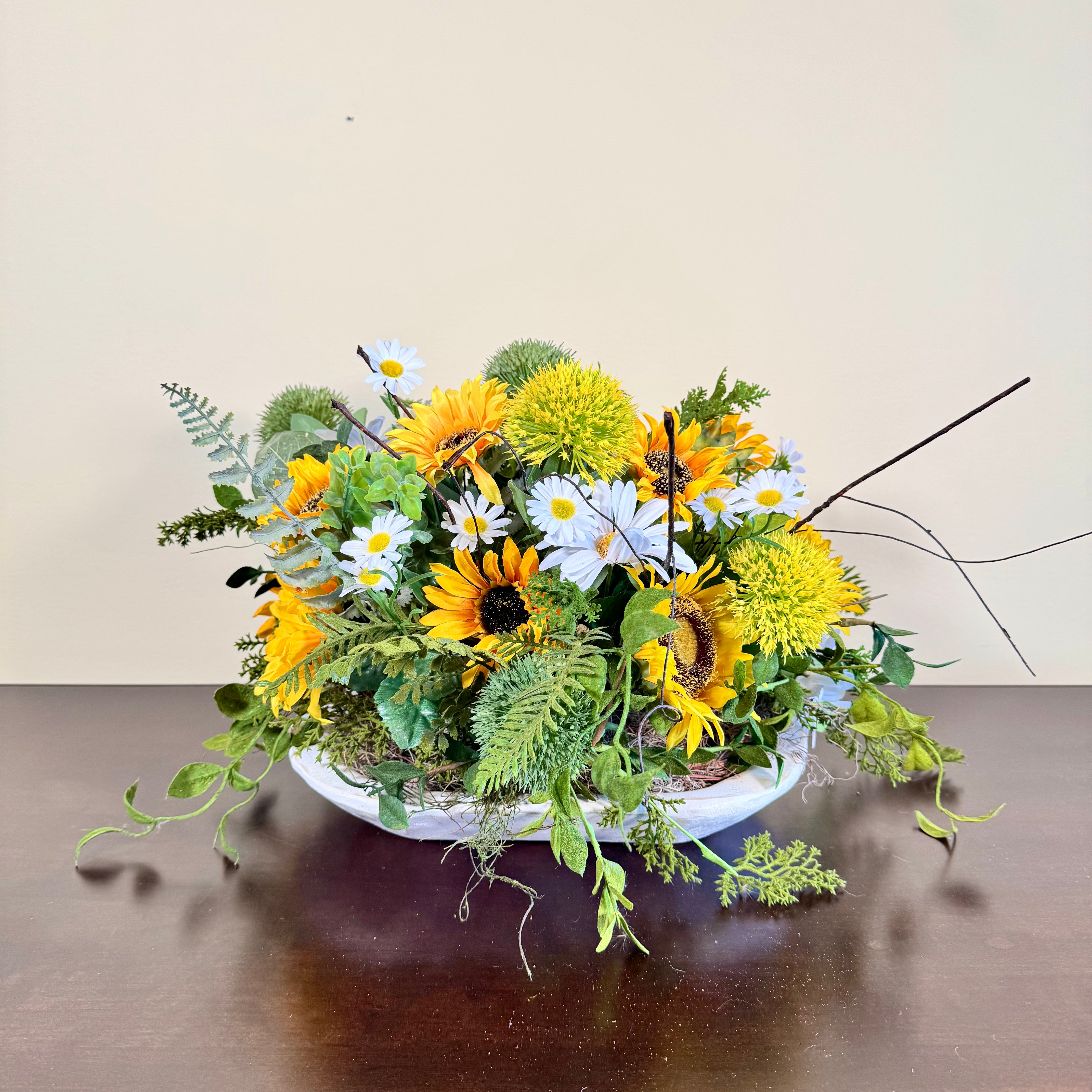 Arreglo rústico de girasoles y margaritas: centro de mesa floral rústico hecho a mano, decoración de mesa de verano en cuenco de cerámica blanca.