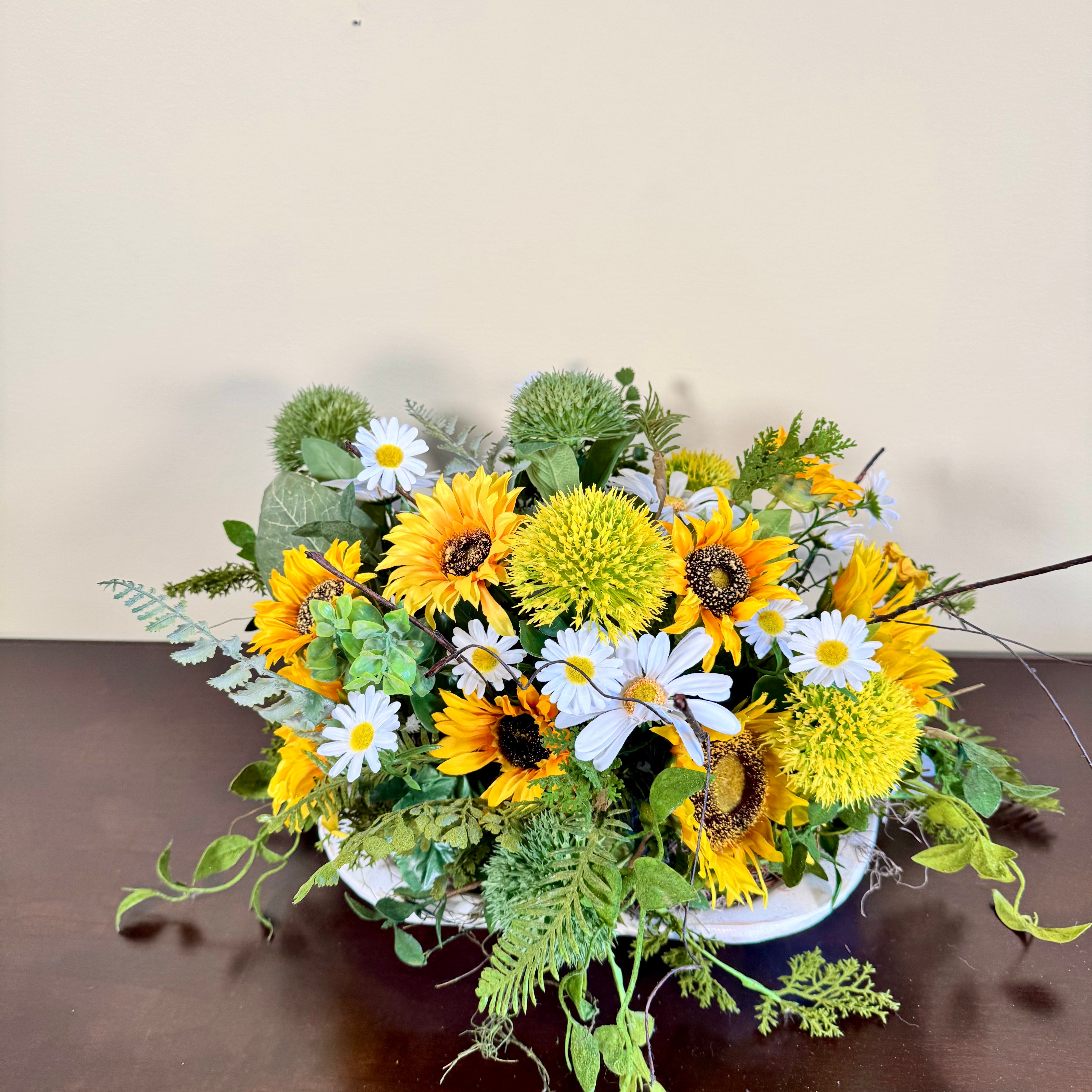 Arreglo rústico de girasoles y margaritas: centro de mesa floral rústico hecho a mano, decoración de mesa de verano en cuenco de cerámica blanca.