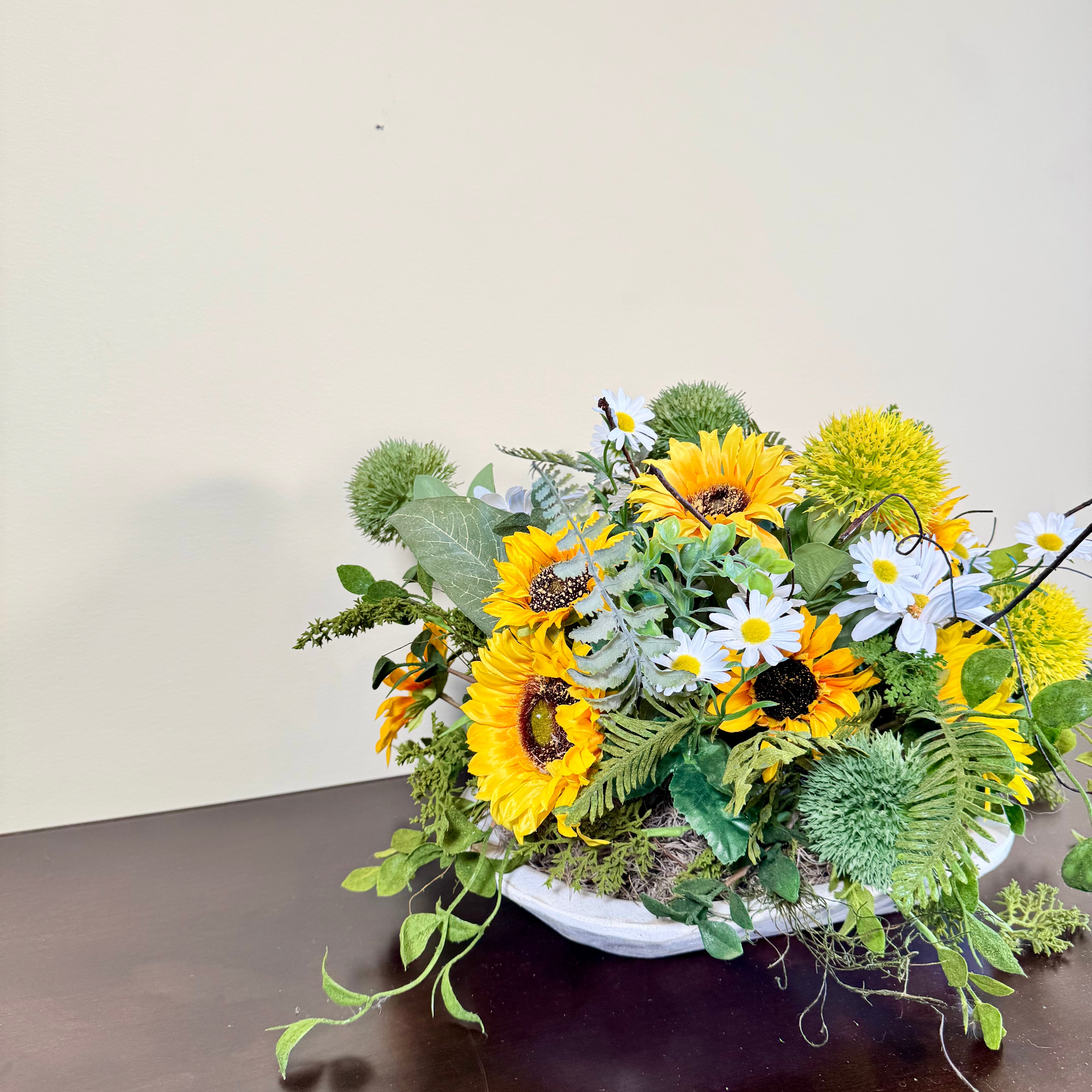 Arreglo rústico de girasoles y margaritas: centro de mesa floral rústico hecho a mano, decoración de mesa de verano en cuenco de cerámica blanca.